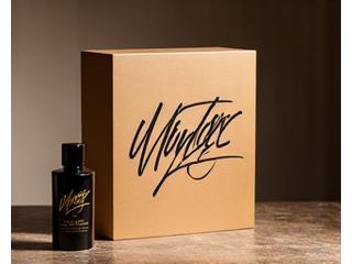 Packaging di prodotto con tipografia calligrafica personalizzata